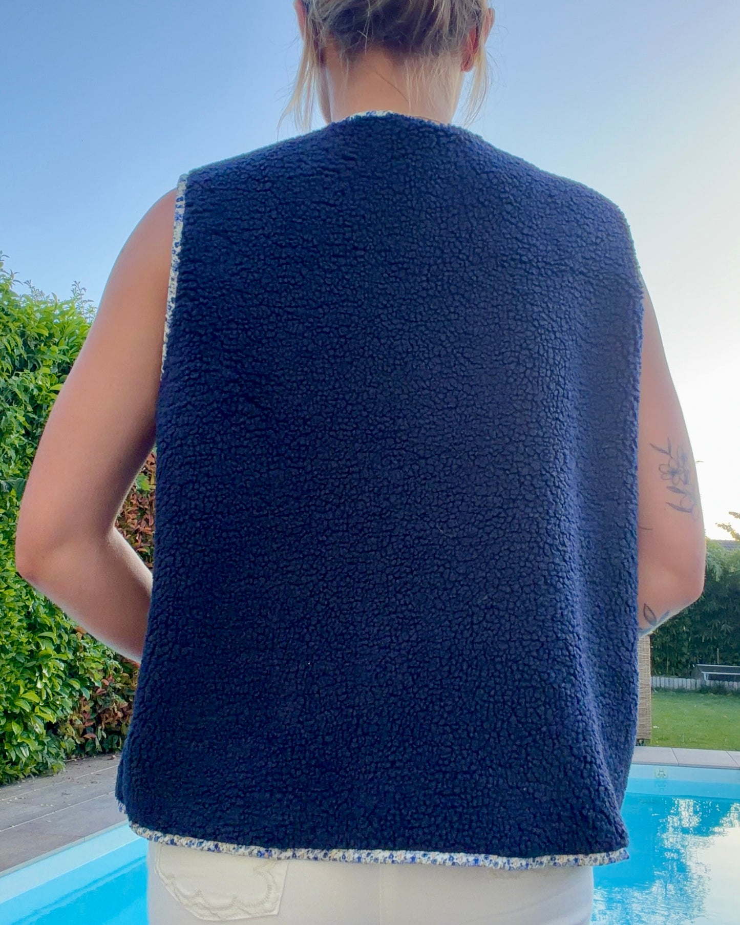 Gilet sans manches fleuri bleu