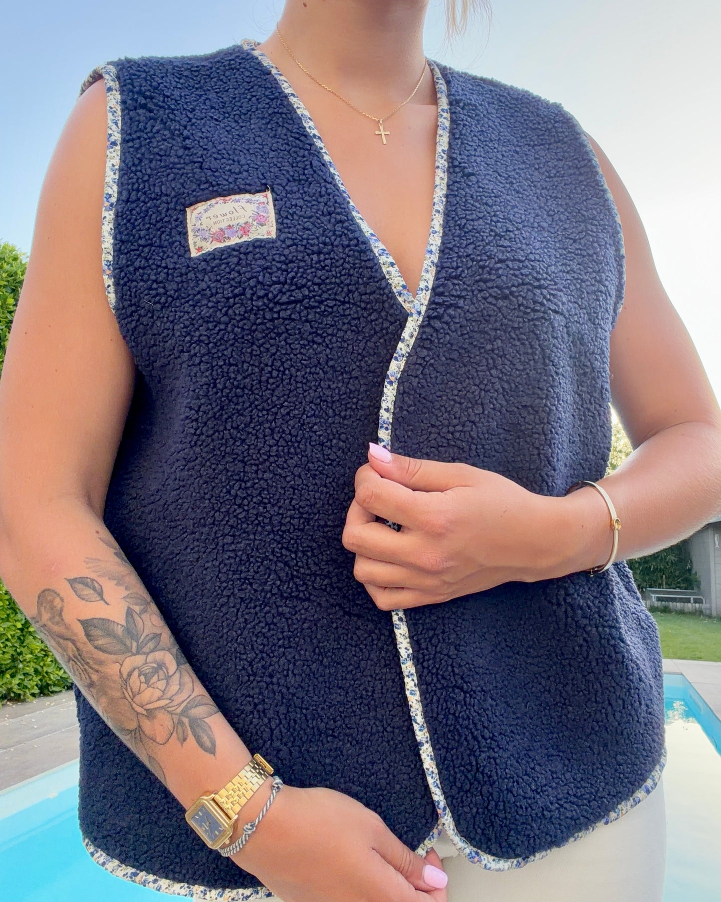 Gilet sans manches fleuri bleu